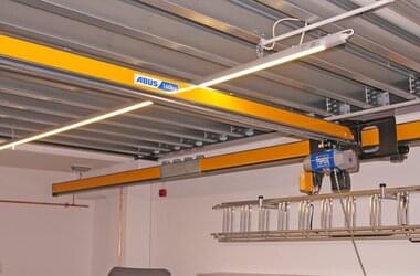 HB system withjacked up single-girder crane EHB-X and electric chain hoist with load capacity of 160 kg