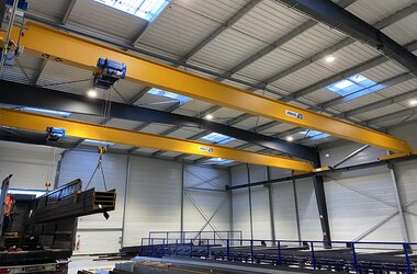 Single girder travelling cranes in tandem operation in the company DEMY