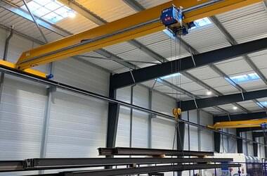 Single girder overhead traveling crane with sway control in action