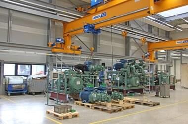 Wall travelling cranes active in final assembly and for carrying heavy components