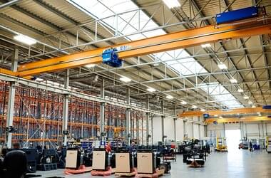 Single girder travelling cranes for pre-assembly of semi-finished products