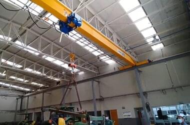 Single girder travelling crane equipped with ABURemote radio control for safe load transport