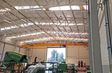 Single girder travelling crane in main hall for maintenance of agricultural machinery and tractors