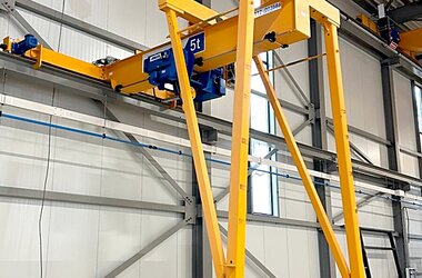 The photo shows a semi-goliath crane with a load capacity of five tons.