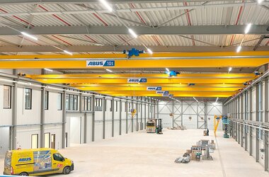 It's an industrial hall with a bunch of overhead cranes on one track, with an ABUS service vehicle in the front.
