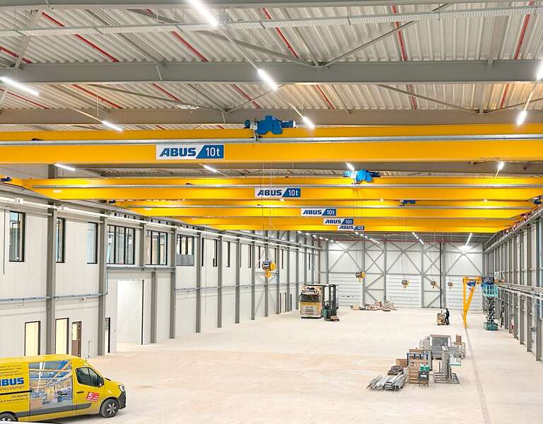 It's an industrial hall with a bunch of overhead cranes on one track, with an ABUS service vehicle in the front.