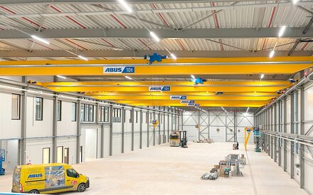 It's an industrial hall with a bunch of overhead cranes on one track, with an ABUS service vehicle in the front.