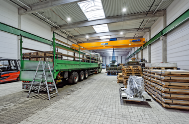 Double-girder crane with LED light line in the company Spedition Menn in Kreuztal 