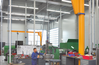 ABUS chain hoist ABUCompact GM6 on ABUS column-mounted slewing crane at the Kilian company in Cologne, Germany