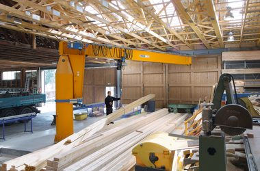 ABUS chain hoist ABUCompact GM6 on ABUS column-mounted slewing crane at the Hasenstein company in Steinau, Germany