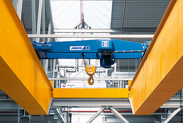 ABUS DQA-type double-girder trolley with a load capacity of up to 40 tons between two crane girders.
